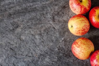 Elmalar Köyü'nden. Hasat. Koyu arka plan.