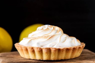 Fransız tatlısı. Limonlu tart. Koyu arkaplan.