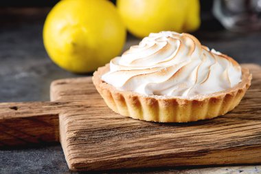 Fransız tatlısı. Limonlu tart. Koyu arkaplan.