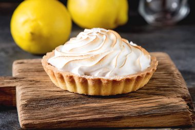 Fransız tatlısı. Limonlu tart. Koyu arkaplan.