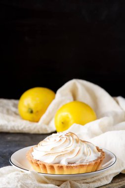 Fransız tatlısı. Limonlu tart. Koyu arkaplan.