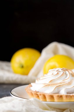 Fransız tatlısı. Limonlu tart. Koyu arkaplan.