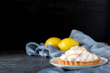 Fransız tatlısı. Limonlu tart. Koyu arkaplan.