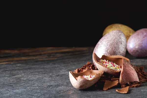 Easter holiday. Chocolate eggs. Dark background. — Stock Photo, Image