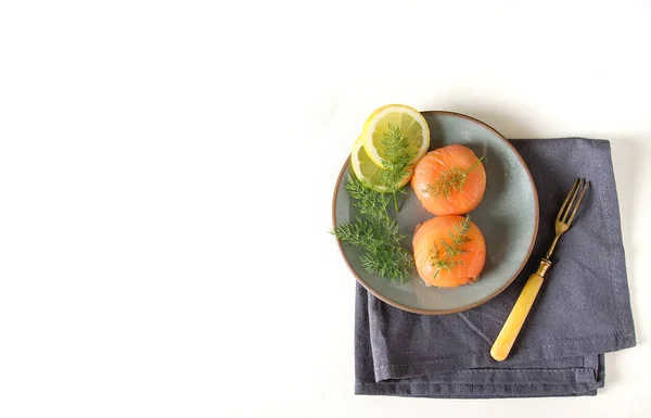 Salmón ahumado, mousse, paté con eneldo y limón. Blanco claro bac — Foto de Stock