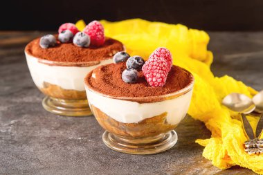 İtalyan geleneksel tatlı tiramisu. Koyu arka plan.