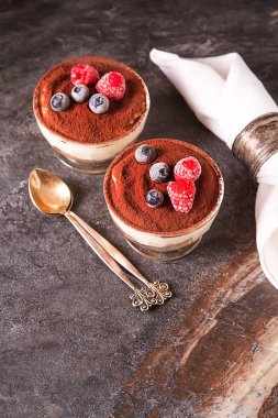 İtalyan geleneksel tatlı tiramisu. Koyu arka plan.