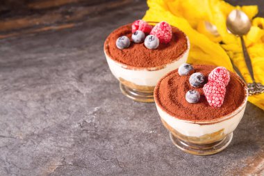 İtalyan geleneksel tatlı tiramisu. Koyu arka plan.