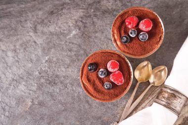 İtalyan geleneksel tatlı tiramisu. Koyu arka plan.