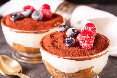 İtalyan geleneksel tatlı tiramisu. Koyu arka plan.