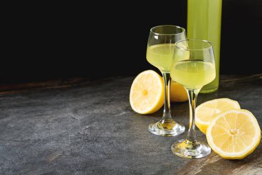 Geleneksel İtalyan akustik leker. Limon Lemonchello. Dar
