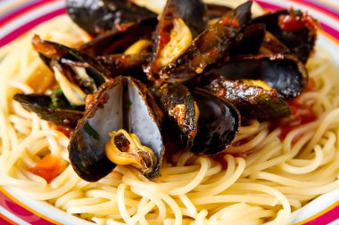 Midye otlar ve bir tabak domates soslu spagetti. S