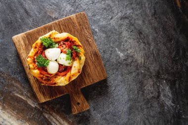 Pasta oryantal tarzı. Filo pasta Domates ve mozzarell ile