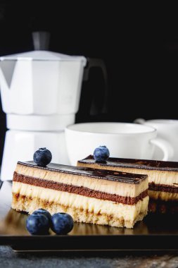 Yaban mersini ve kahve ile lezzetli çikolatalı kek. Karanlık backg