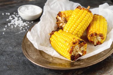 Mısır ızgara tuz ve baharatlar ile. Koyu arka plan. Fast food