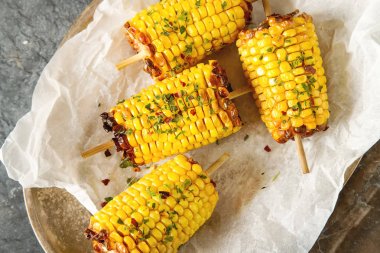 Mısır ızgara tuz ve baharatlar ile. Koyu arka plan. Fast food