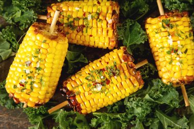 Mısır ızgara tuz ve baharatlar ile. Koyu arka plan. Fast food