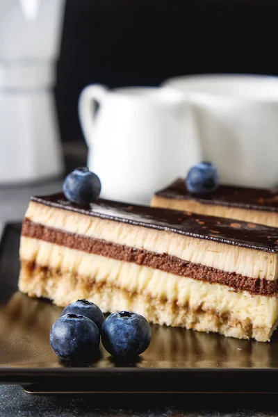 Delicious chocolate cake with blueberries and coffee. Dark backg — Stock Photo, Image