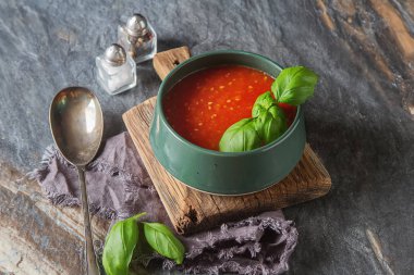 Geleneksel İtalyan domates çorbası gaspaço fesleğen ile. Karanlık backgr