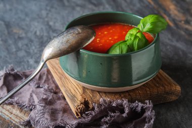 Geleneksel İtalyan domates çorbası gaspaço fesleğen ile. Karanlık backgr