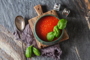 Geleneksel İtalyan domates çorbası gaspaço fesleğen ile. Karanlık backgr