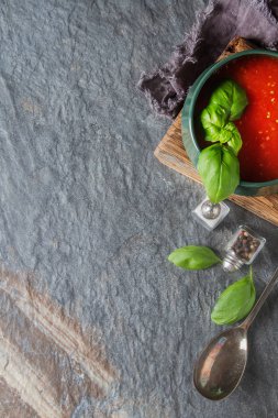 Geleneksel İtalyan domates çorbası gaspaço fesleğen ile. Karanlık backgr