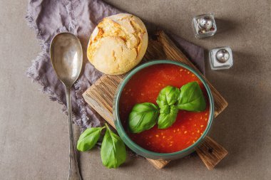 Geleneksel İtalyan domates çorbası gaspaço fesleğen ile. Karanlık backgr