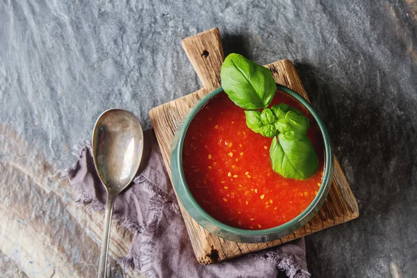 Sopa de tomate italiana tradicional gazpacho con albahaca. Backgr oscuro — Foto de Stock