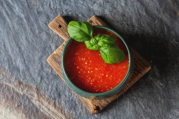 Sopa de tomate italiana tradicional gazpacho con albahaca. Backgr oscuro — Foto de Stock