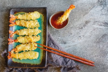 Kızarmış karides, tatlı biber sosu ve pirzola ile servis ile rulo