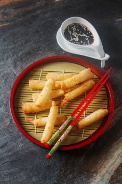 Kızarmış karides, tatlı biber sosu ve pirzola ile servis ile rulo