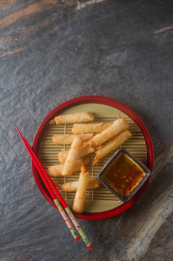 Kızarmış karides, tatlı biber sosu ve pirzola ile servis ile rulo