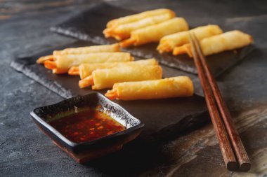 Kızarmış karides, tatlı biber sosu ve pirzola ile servis ile rulo