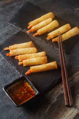 Kızarmış karides, tatlı biber sosu ve pirzola ile servis ile rulo