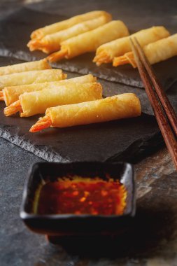 Kızarmış karides, tatlı biber sosu ve pirzola ile servis ile rulo