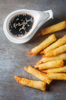 Kızarmış karides, tatlı biber sosu ve pirzola ile servis ile rulo