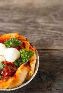 Pasta oryantal tarzı. Filo pasta Domates ve mozzarell ile