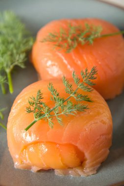 Füme somon, mus, pate dereotu ve limon ile. Işık beyaz bac