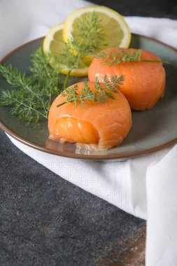 Füme somon, mus, pate dereotu ve limon ile. Koyu arka plan