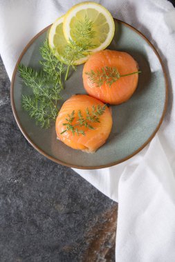 Füme somon, mus, pate dereotu ve limon ile. Koyu arka plan