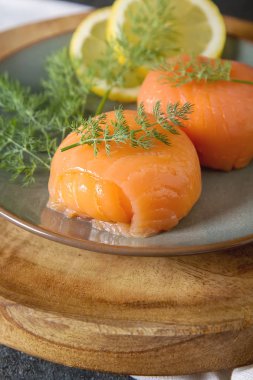 Füme somon, mus, pate dereotu ve limon ile. Koyu arka plan