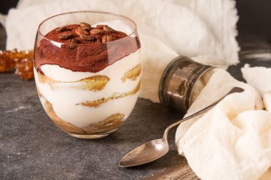 İtalyan geleneksel tatlı tiramisu. Koyu arka plan.
