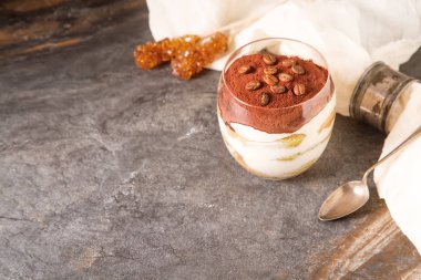 İtalyan geleneksel tatlı tiramisu. Koyu arka plan.