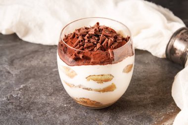 İtalyan geleneksel tatlı tiramisu. Koyu arka plan.