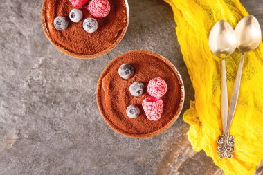 İtalyan geleneksel tatlı tiramisu. Koyu arka plan.