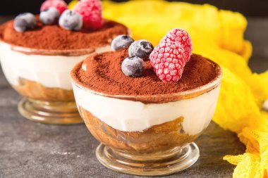 İtalyan geleneksel tatlı tiramisu. Koyu arka plan.