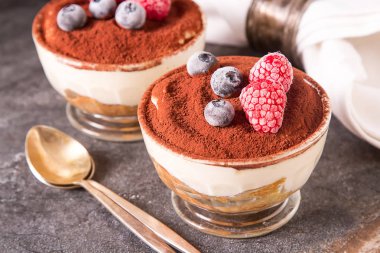 İtalyan geleneksel tatlı tiramisu. Koyu arka plan.
