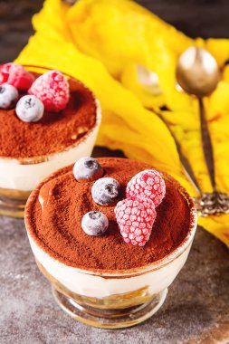 İtalyan geleneksel tatlı tiramisu. Koyu arka plan.