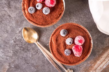 İtalyan geleneksel tatlı tiramisu. Koyu arka plan.