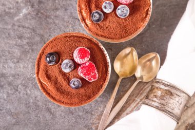 İtalyan geleneksel tatlı tiramisu. Koyu arka plan.